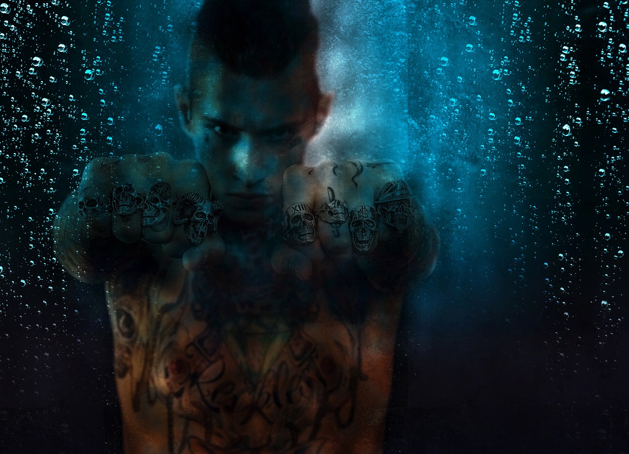 逃亡游戏:开局被误认为是大神，如何快速适应并提升实力？