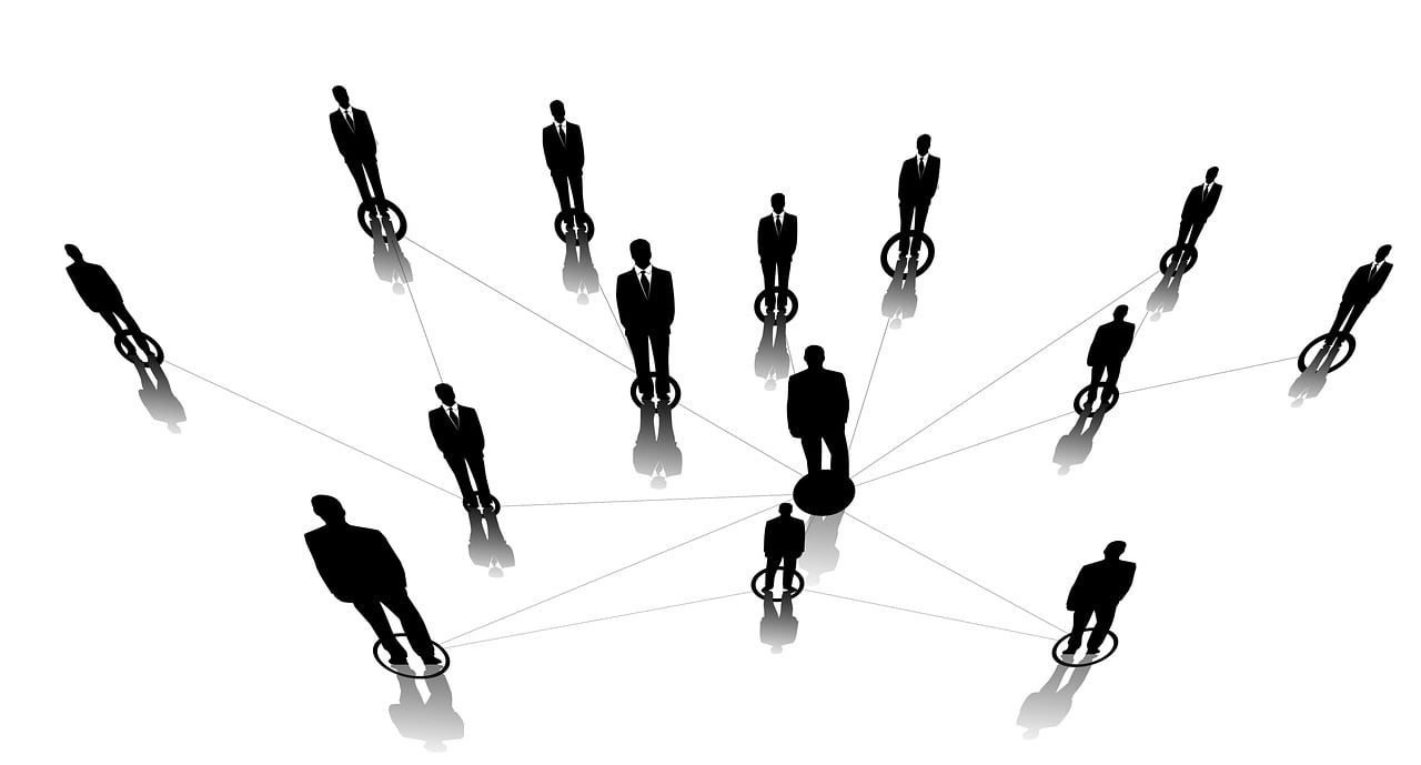 如何通过陪玩打游戏赚钱，降低成本和避免风险？